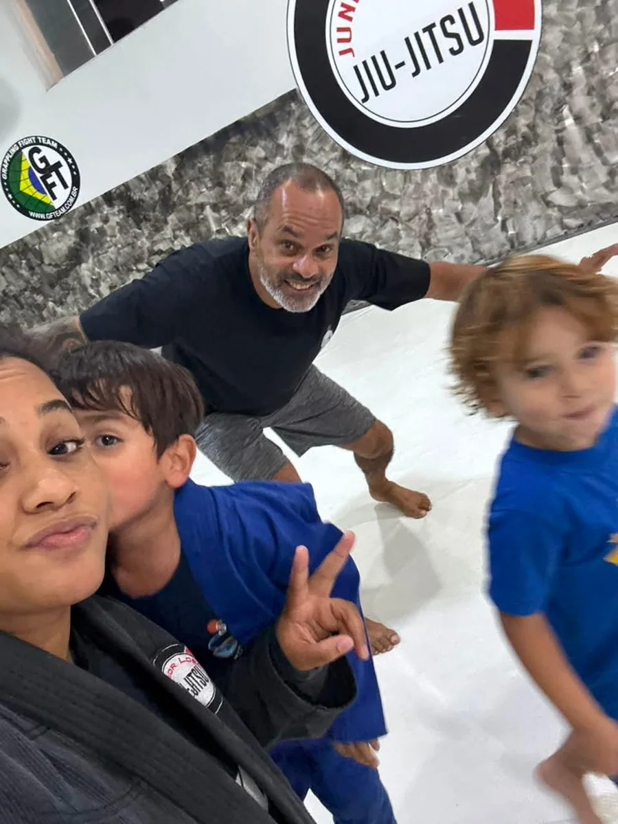 Professor Junior Lobo com alunos da turma infantil