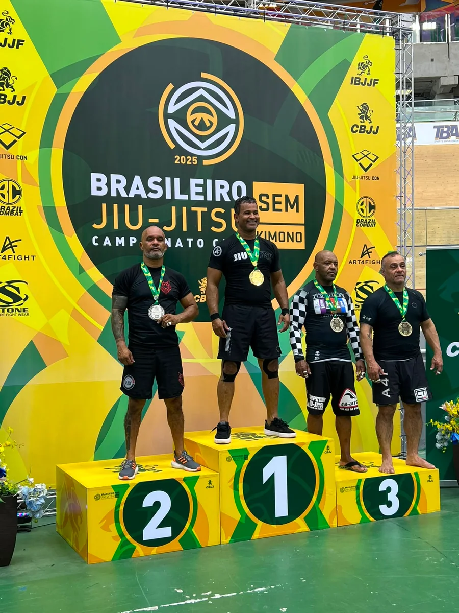 Professor Junior Lobo no pódio