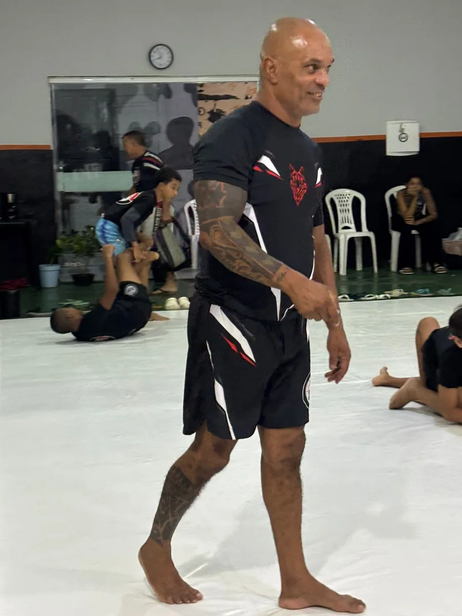 Professor Junior Lobo orientando alunos no tatame